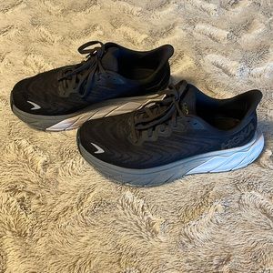 Hoka Arahi 6 running shoes.